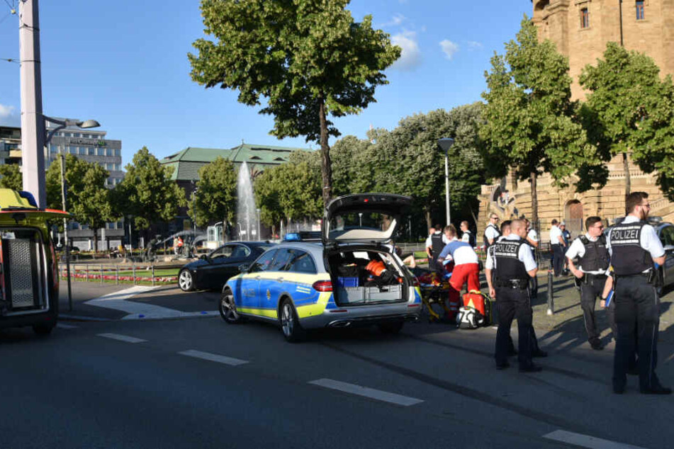 Der angefahrene Mann wurde aufgrund seiner Verletzungen ins Krankenhaus gebracht.