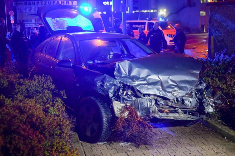 Der flüchtige Skoda raste in einer Kreuzung in einen Nissan.