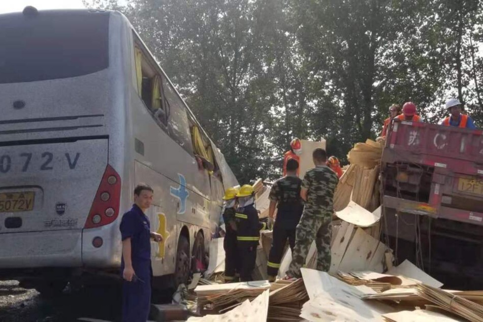 Der Reisebus nach dem Zusammenstoß mit einem Lastwagen.