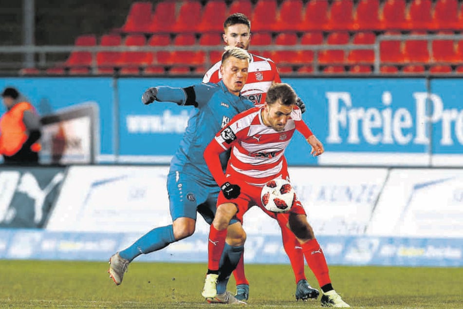 Mike Könnecke (v.) behauptete den Ball vorm Karlsruher Marvin Pourie.