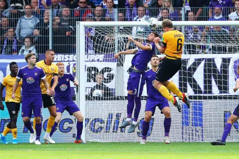 Szene aus dem Hinspiel: Dynamos Marco Hartmann (Nr. 6) beim Kopfballduell mit Marko Mihojevic. Der FCE gewann die Partie mit 4:1.
