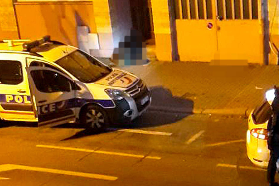 Seine Leiche liegt nach einem Schusswechsel mit der Polizei in einem Hauseingang.
