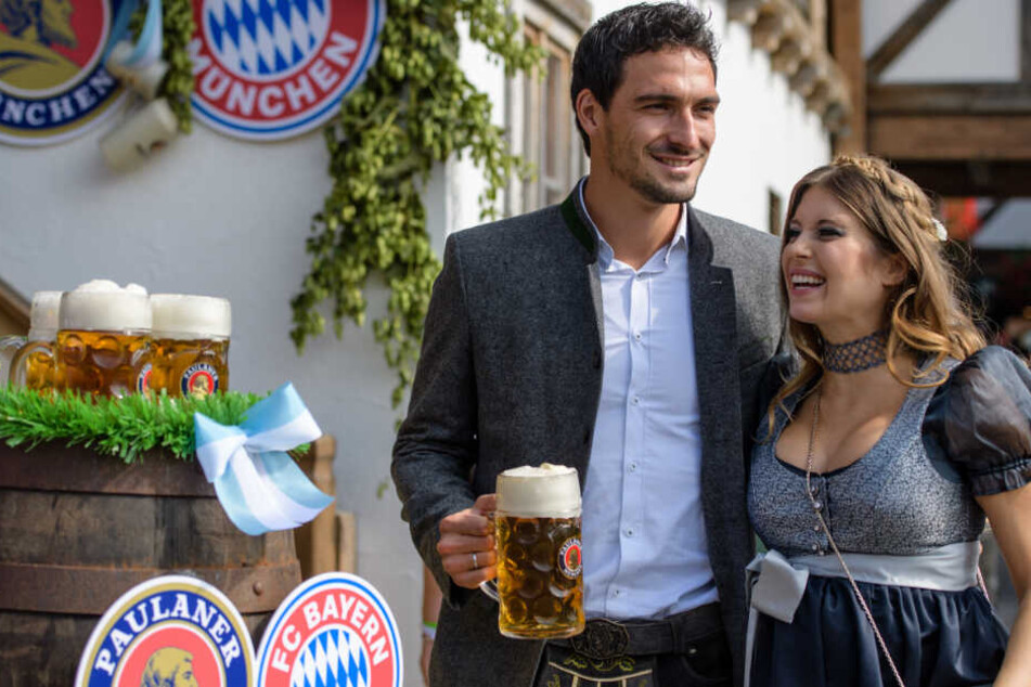 Mats Hummels mit seiner Frau Cathy auf dem Oktoberfest in München.