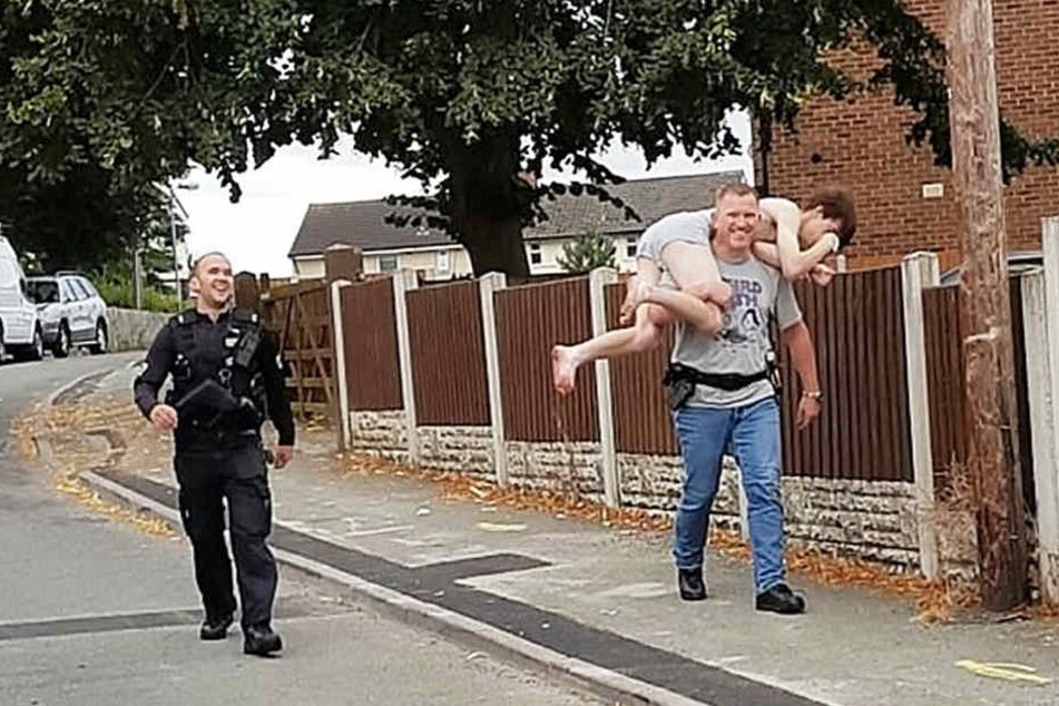 Nur in Unterhose bekleidet wird der Drogendealer abgeführt - auf den Schultern des Polizisten.
