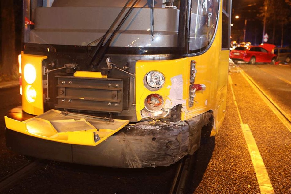 Die Tram kam mit Kratzern davon.