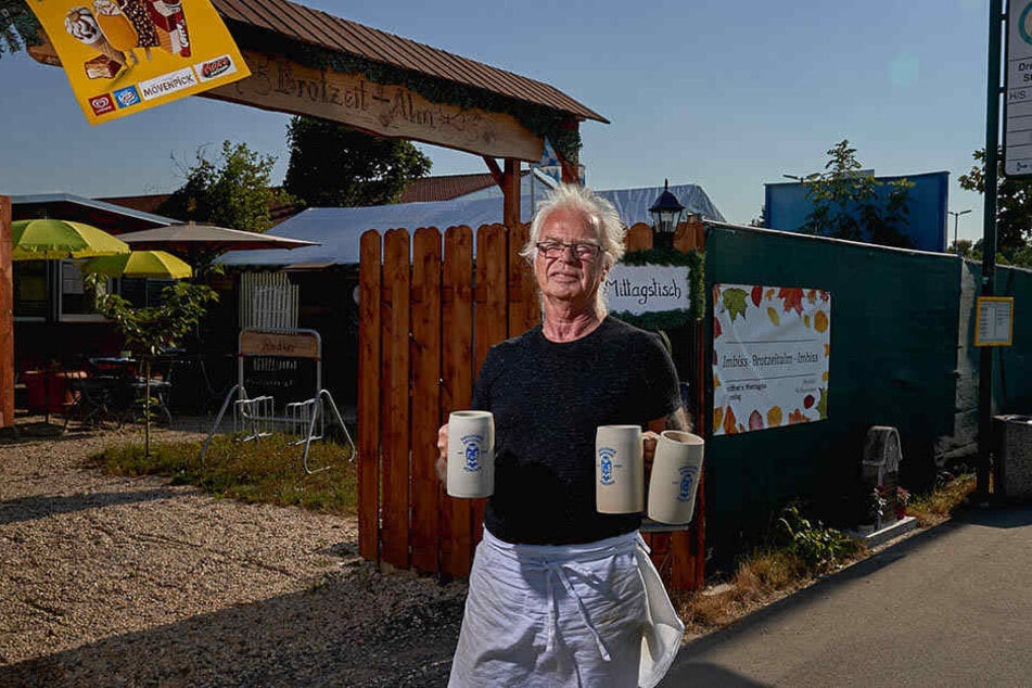 Frank Renoth (69) betreibt mit seiner Frau den Biergarten, stellte vor wenigen Wochen an der Unglücksstelle den Gedenkstein auf.