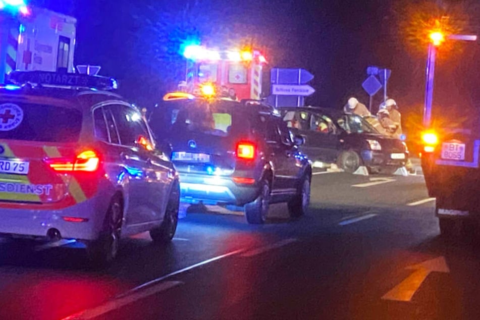 Die Rettungskräfte mussten eine 48 Jahre alte Frau aus einem Ford befreien.