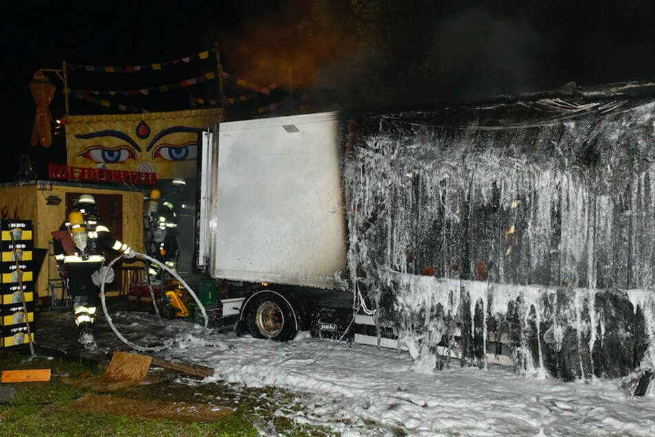 Der brennende Kühlanhänger steckte mehrere Bars und Lagerflächen in Brand.