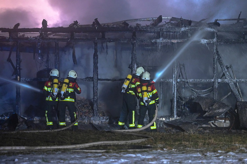 Kameraden bekämpfen die Flammen.