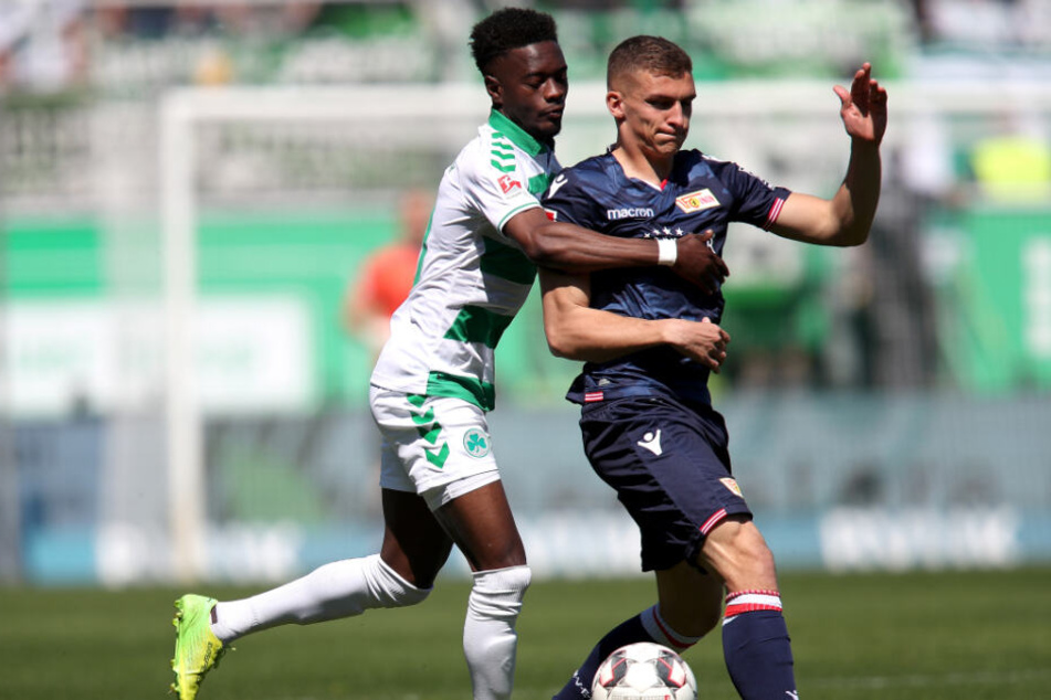 Umkämpfte Anfangsphase: Fürths David Atanga (l.) und Unions Grischa Prömel (r.) im Duell.
