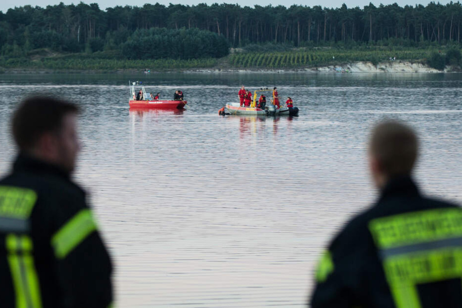 Rettungskräfte zogen die Frau aus dem Wasser. (Symbolbild)