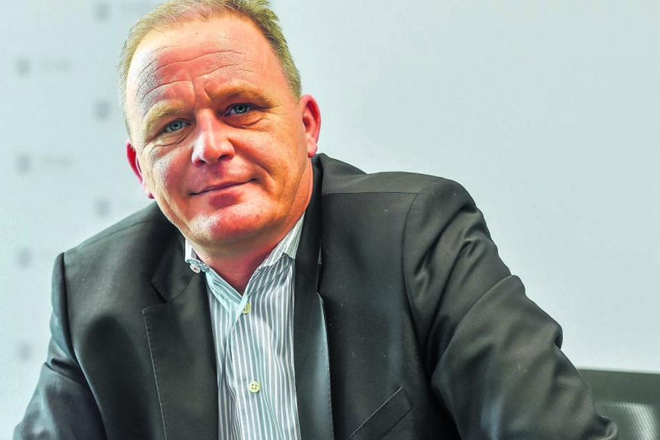 Zoo-Chef Karl-Heinz Ukena (48) hat die Latte hoch gelegt, will unbedingt Eli-Nachwuchs.