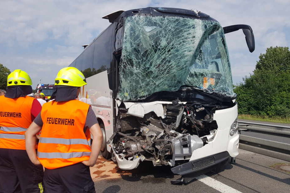 Der Bus wurde durch den Aufprall stark beschädigt.