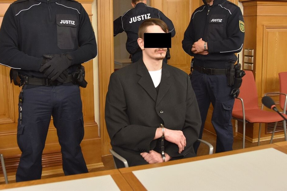 Falco T. (25) soll seinen Kumpel auf grausamste Weise ermordet haben.