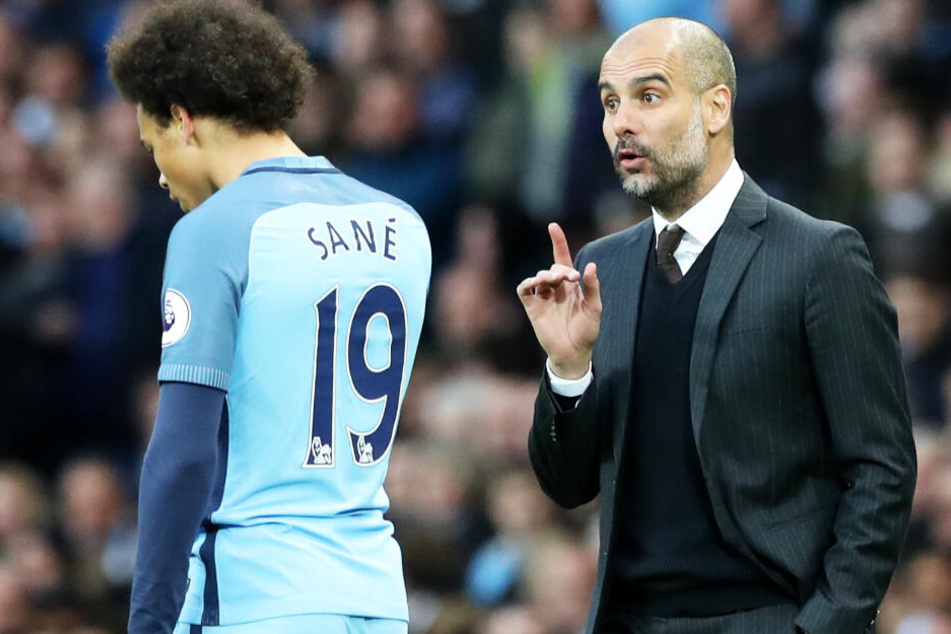 Pep Guardiola (r.) hält wohl nicht sonderlich viel von einem Abschied von Leroy Sané (l.) im Winter.