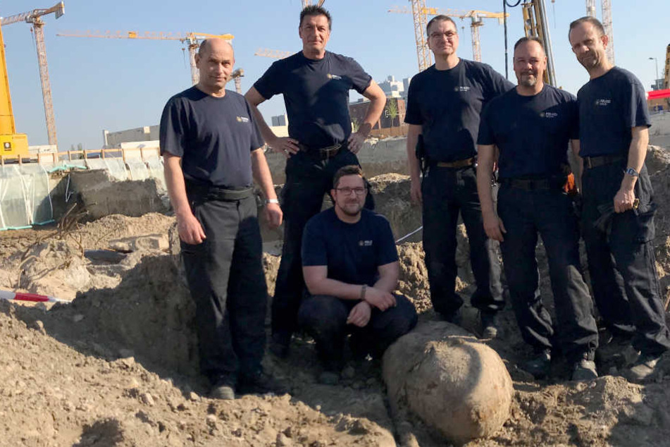 Die Bombenentschärfer vom LKA stehen neben der Weltkriegsbombe.