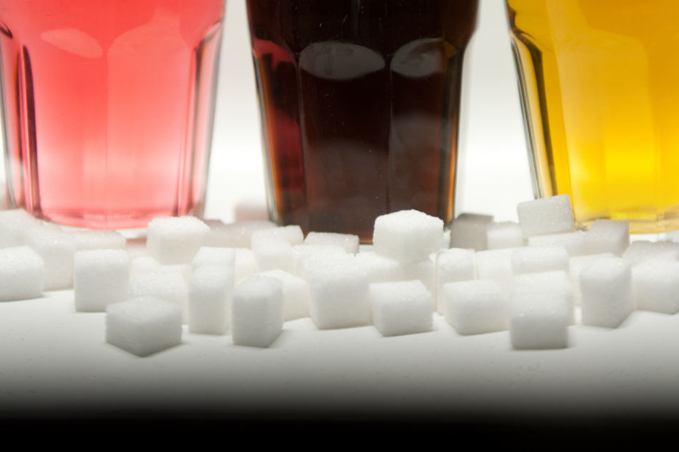 Limonaden, Cola, Energy Drinks & Co enthalten oft viel Zucker.