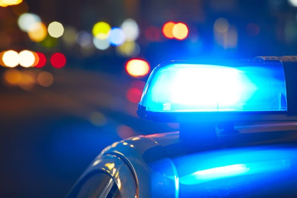 Eine Frau wurde in einer Straßenbahn in Zwickau geschlagen und ausgeraubt.