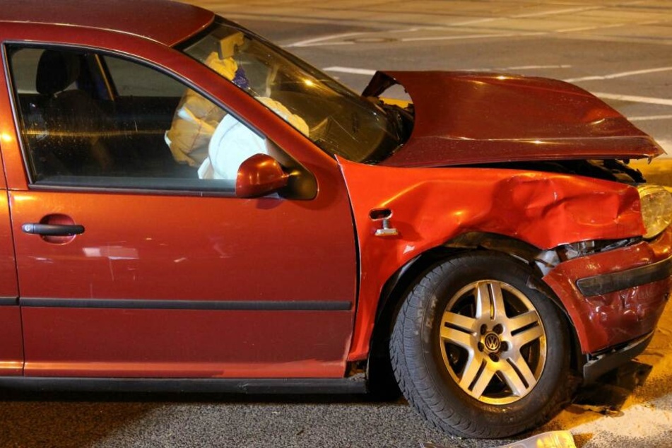 Zwei Autos waren auf der Kreuzung Garskestraße und Lützner Straße kollidiert.