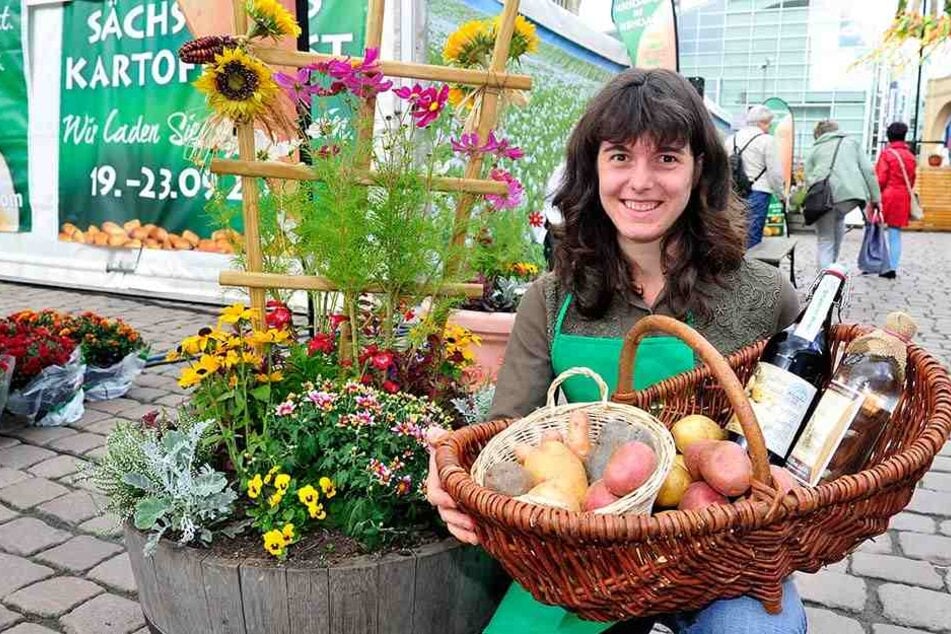 Isabelle Besuch (26) mit verschiedenen Kartoffelsorten, Kartoffelschnaps aus Lauterbach und Kartoffeltrunk.