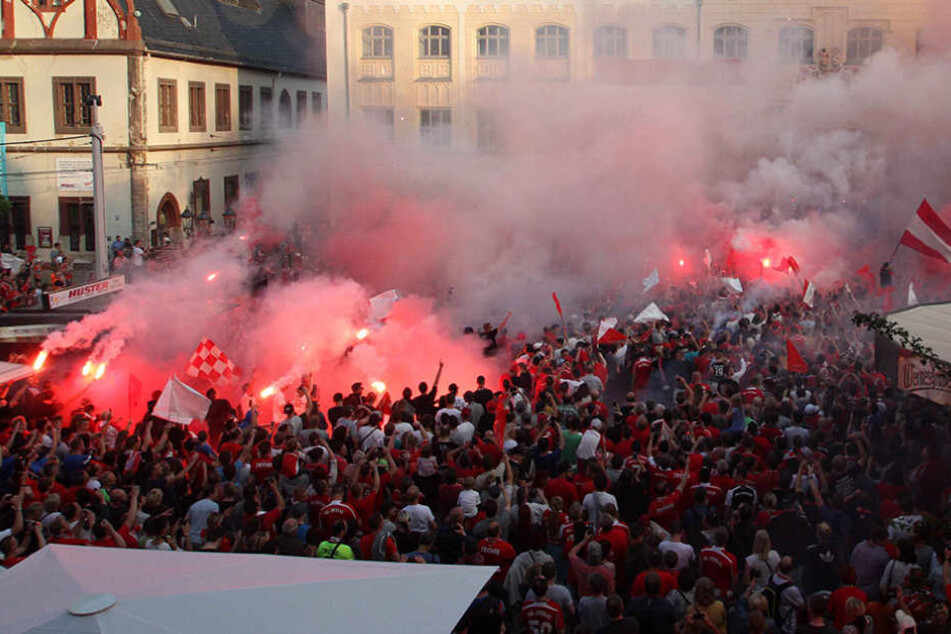Bei der Aufstiegsfeier des FSV Zwickau im Mai 2016 wurden acht Fans durch Pyrotechnik verletzt.