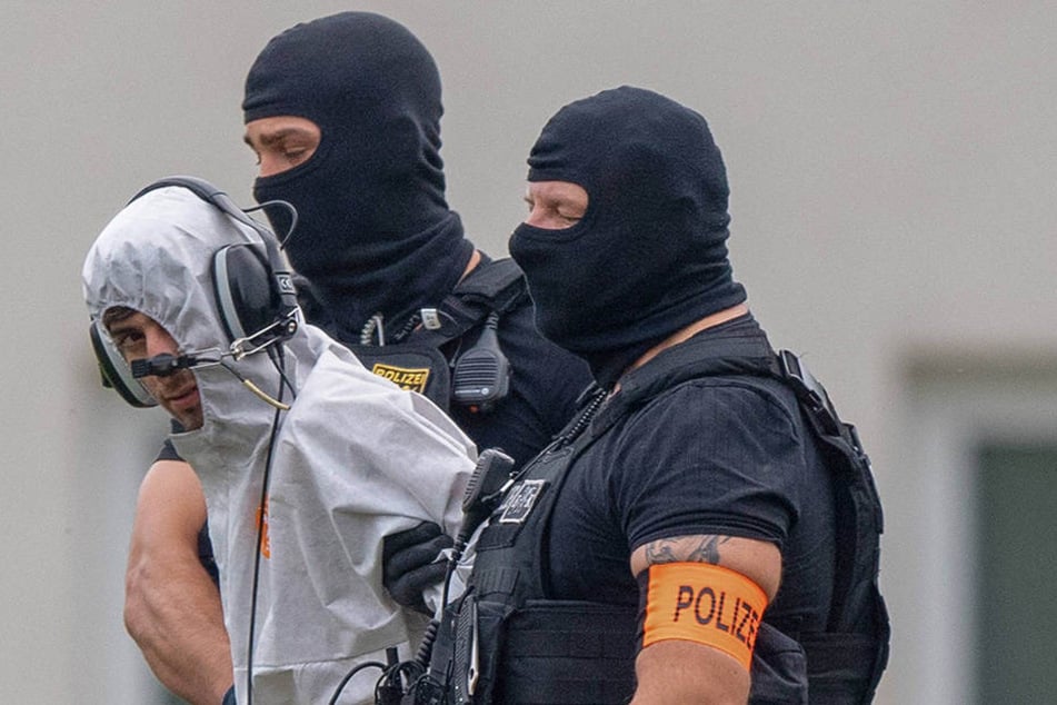 Der mutmaßliche Täter Ali B. wird aus dem Polizeipräsidium Westhessen in Wiesbaden abgeführt.