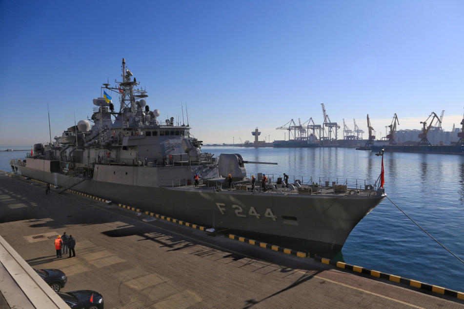 Die Fregatte TCG Barbaros (F-244) der türkischen Marine liegt an einem Liegeplatz im Seehafen von Odessa (Ukraine). (Archiv)