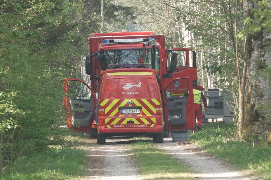 Vor Ort helfen die Einsatzkräfte zusammen.