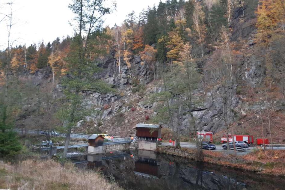 Tödlicher Unfall in Wolkenstein: Eine Person stürzt 25 Meter in die Tiefe. Polizei, Rettungsdienst und Feuerwehr vor Ort.