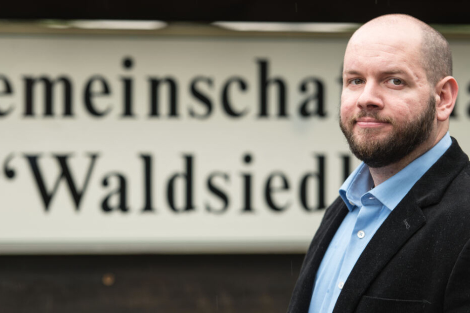 Das Foto aus dem September 2019 zeigt Stefan Jagsch (33) vor dem Gemeinschaftshaus von Altenstadt-Waldsiedlung.