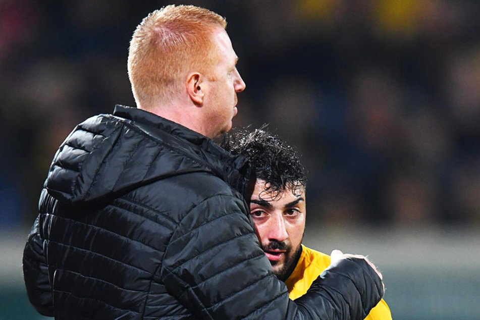 Dynamo-Trainer Maik Walpurgis nimmt seinen 2:1-Torschützen Aias Aosman in den Arm.