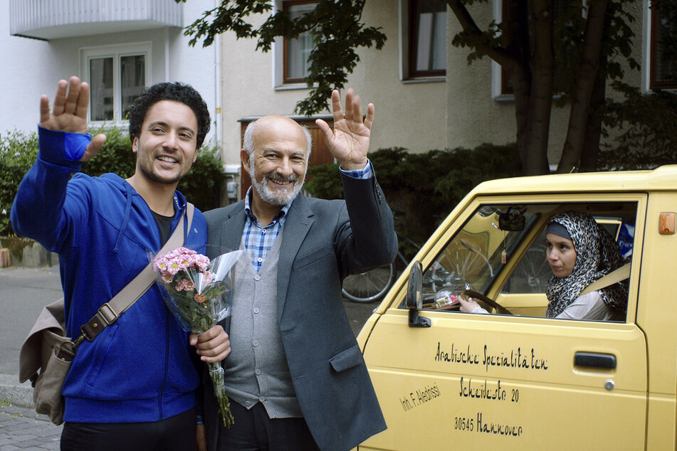 Die ARD-Schwulenkomödie "Familie verpflichtet" mit Darstellern wie Khaled (gespielt von Omar El-Saeidi, 40, l.), Aledrissi (Ramin Yazdani, 68) sowie Khaleds Schwester Ajna (Kristin Hunold, 28) brachte es auf 13,5 Prozent Marktanteil.