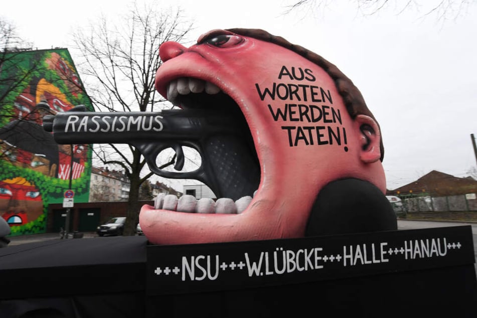 In Düsseldorf zeigt der Zug einen "Rassismus-Wagen"