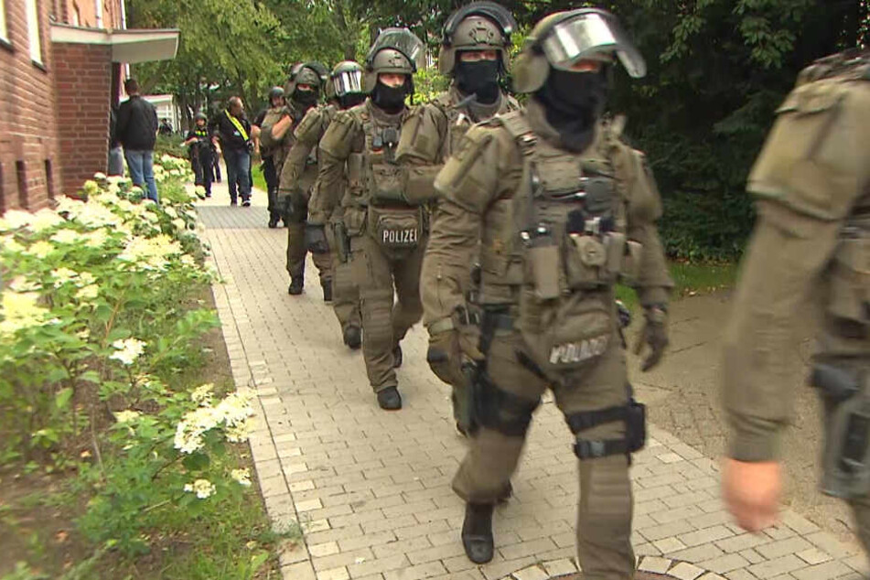 Einsatzkräfte des SEK haben in Altona ein Wohnhaus umstellt.