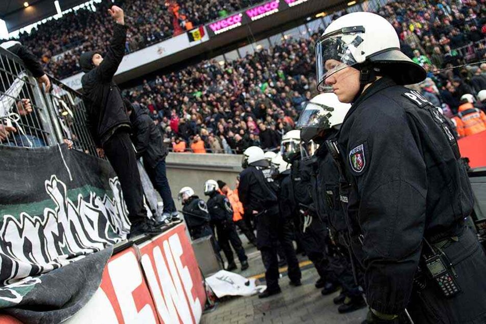 Polizei ist vor dem aufgebrachten Gästeblock aufmarschiert.