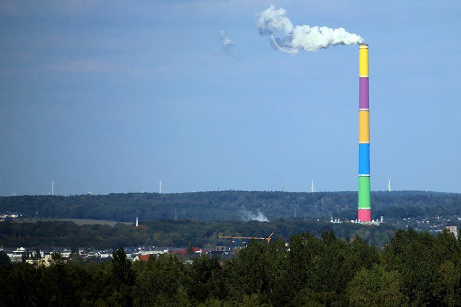 Der Chemnitzer Lulatsch leuchtet
nur tagsüber bunt. LEDs sollten das Gesamtkunstwerk komplettieren und auch
nachts zum Hingucker machen.