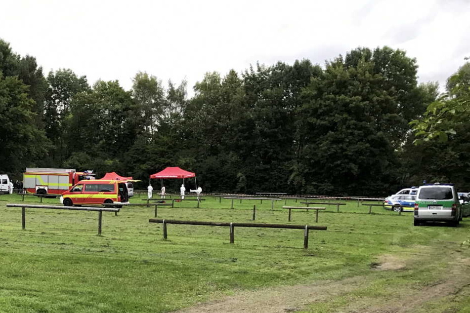 Nach dem grausamen Fund wurde der Parkplatz am Feringasee in Unterföhrung nördlich von München abgesperrt.
