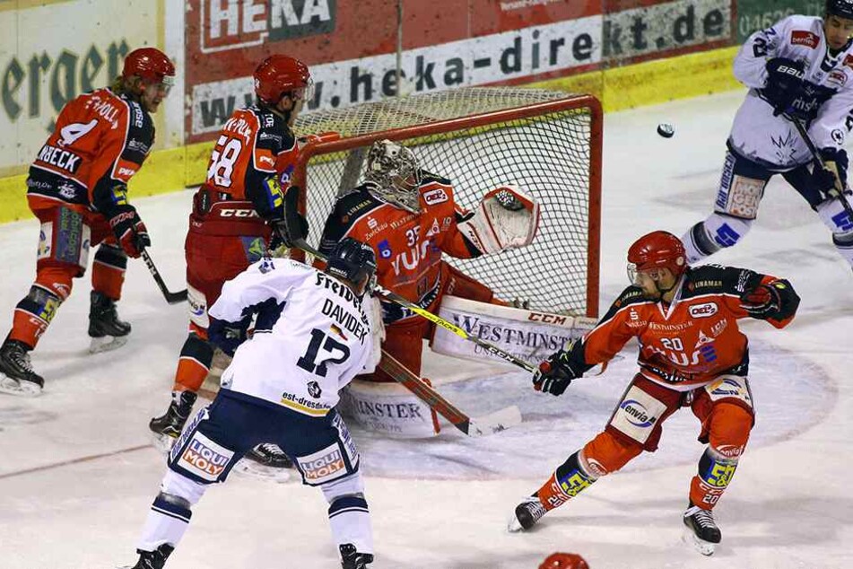 Hart umkämpftes Derby zwischen den Eispiraten und den Eislöwen.