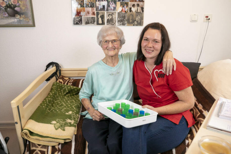 Bewohnerin Christel Faruga (88) und Altenpflegerin Jana Kilian (29) fühlen sich beide sehr wohl bei der AWO Lausitz.