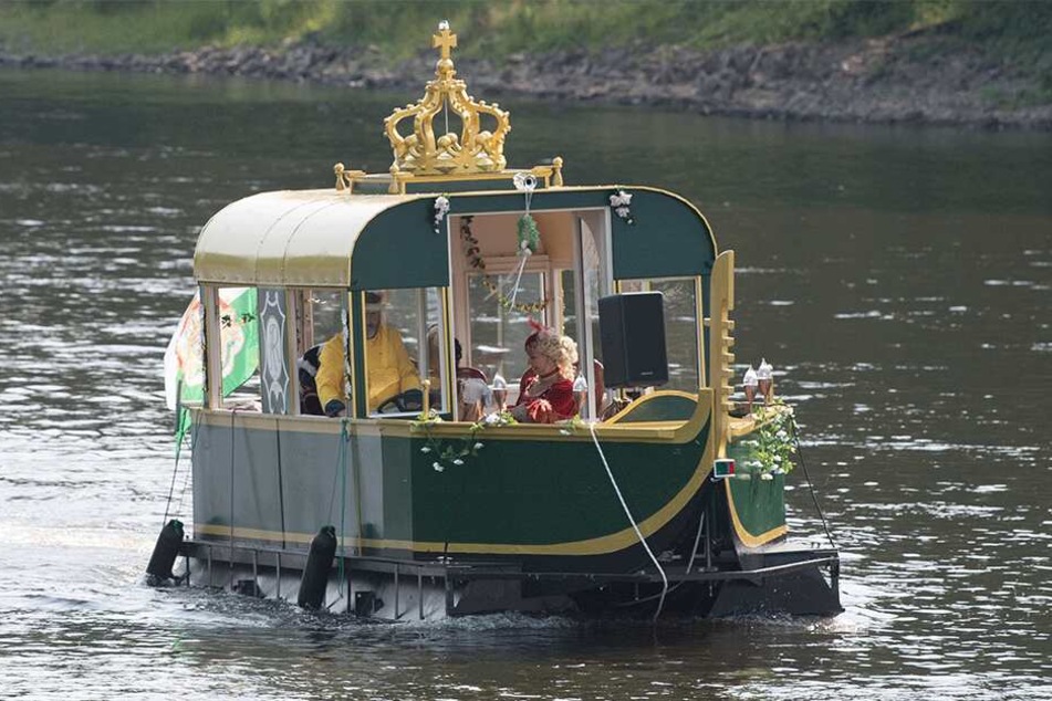 Anders als vor 300 Jahren schipperten die frisch Vermählten mit der Motor-Gondel in Pillnitz ein.