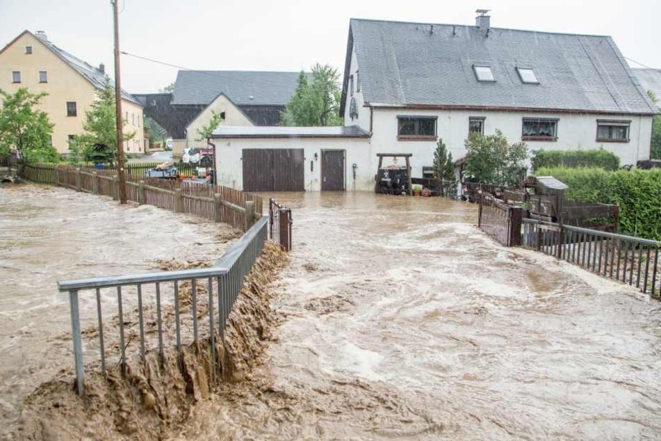 In Gehringswalde hielt der Bach "Kleiner Graben" den Wassermassen nicht mehr stand und überflutete Grundstücke.