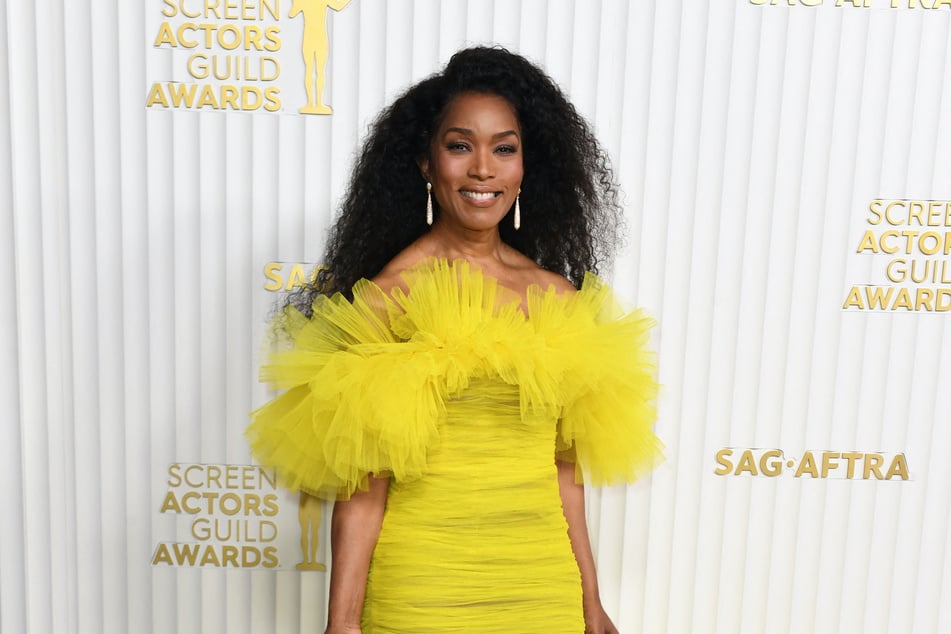 Angela Bassett was a vision in her iconic yellow Giambattista Valli gown.