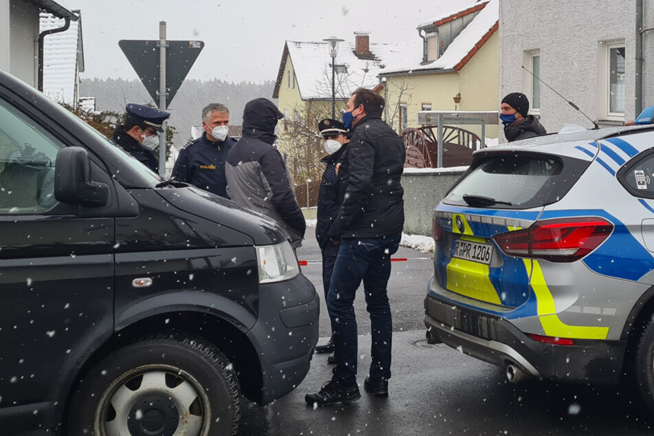 Die Polizei hat trotz einer Großfahndung - auch mit Hubschrauber - noch keinen Verdächtigen festnehmen können.