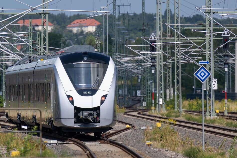 Elf solcher Akkuzüge sollen bald zwischen Chemnitz und Leipzig unterwegs sein. Die Fahrzeuge haben zwar einen Stromabnehmer, können aber ohne Oberleitung auch durch eine Batterie fahren.