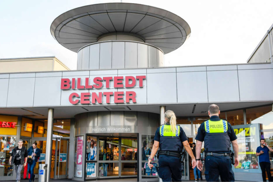 Polizisten gehen ins Billstedt-Center.