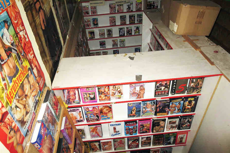 Blick durch's Loch: Die Einbrecher seilten sich direkt am Regal mit den alten VHS-Pornokassetten ab.