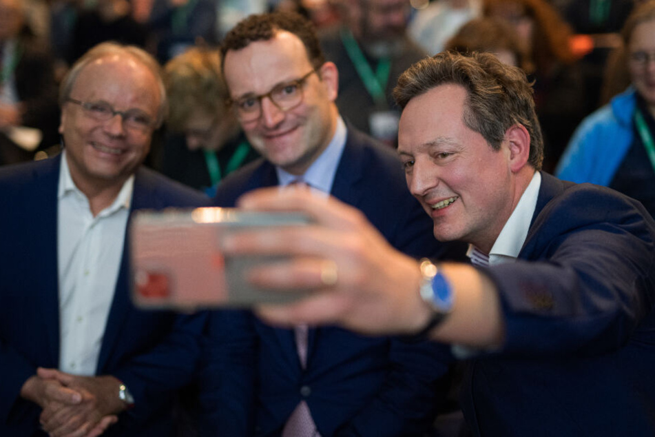 Eckart von Hirschhausen (r.) macht bei dem Kongress schnell noch ein Selfie mit dem Bundesgesundheitsminister Jens Spahn (M.).