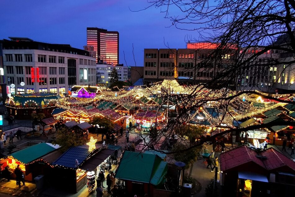 Der Internationale Weihnachtsmarkt Essen wird von einem Lichtermeer überflutet.