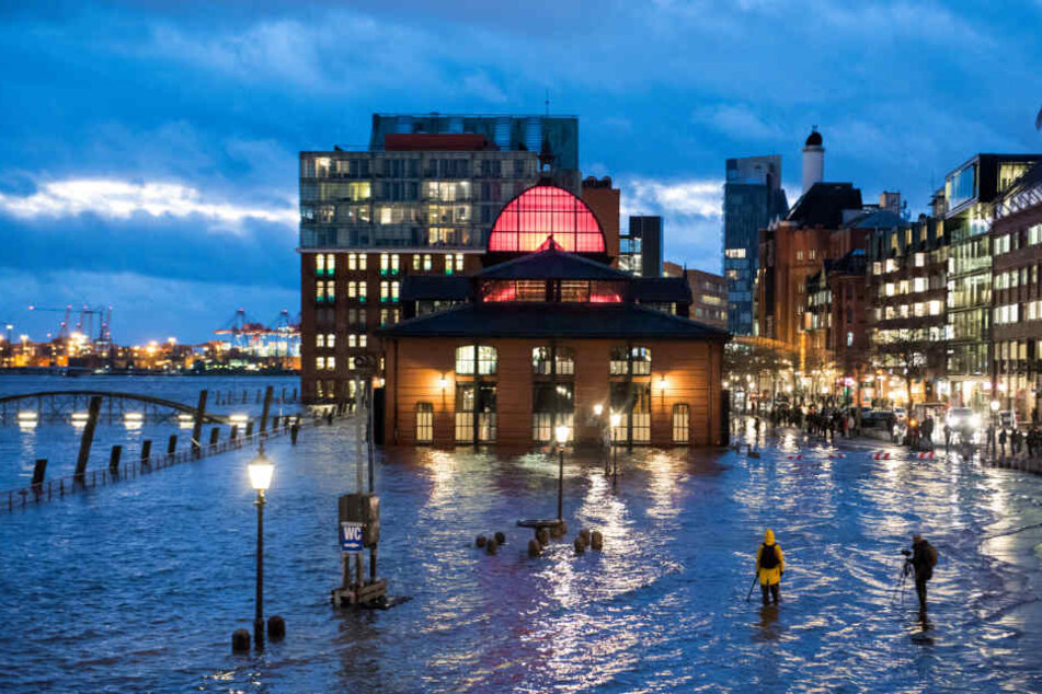 Der Fischmarkt in Hamburg soll vermutlich durch Flut und Sturm überflutet werden.