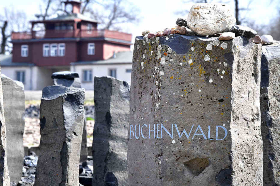 Eine Stele mit der Aufschrift "Buchenwald" steht auf dem ehemaligen Appellplatz, aufgenommen am Tag der Gedenkveranstaltung zum 74. Jahrestag der Befreiung des früheren KZ Buchenwald